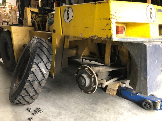 Gabelstapler Neureifen vor der Montage