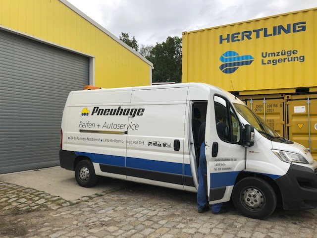 Gabelstapler Firma zur Montage der Reifen