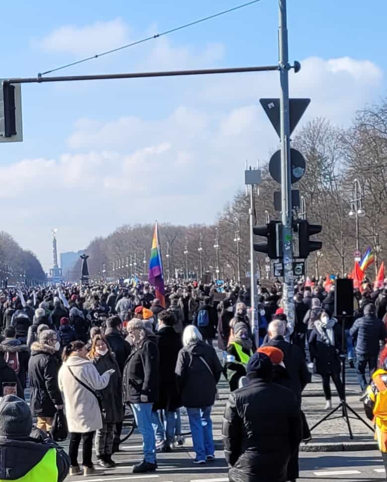 Wir hoffen, dass das menschliche Leid, welches jüngst über die Ukraine, Europa und die Welt gebracht wurde, ein schnelles und glückliches Ende nehmen wird.