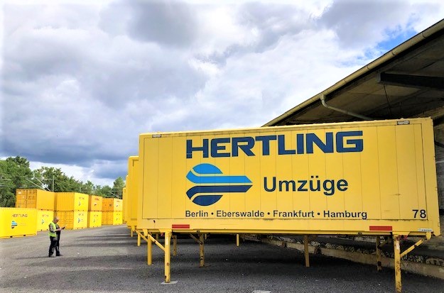 Ein Wechselkoffer der geprüft wird