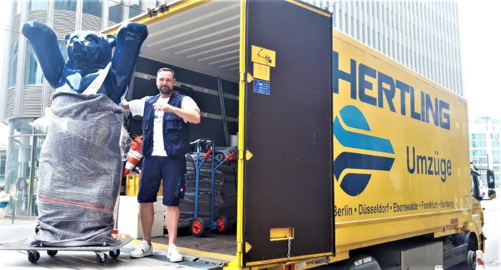 HERTLING Mitarbeiter beim Entladen des blauen Berliner Buddy Bären
