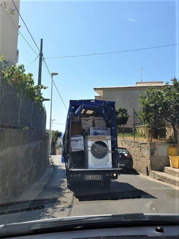 Blauer Transporter mit Umzugs auf der Ladefläche