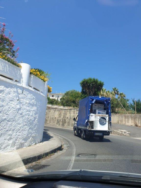 Blauer Transporter mit Umzugs auf der Ladefläche
