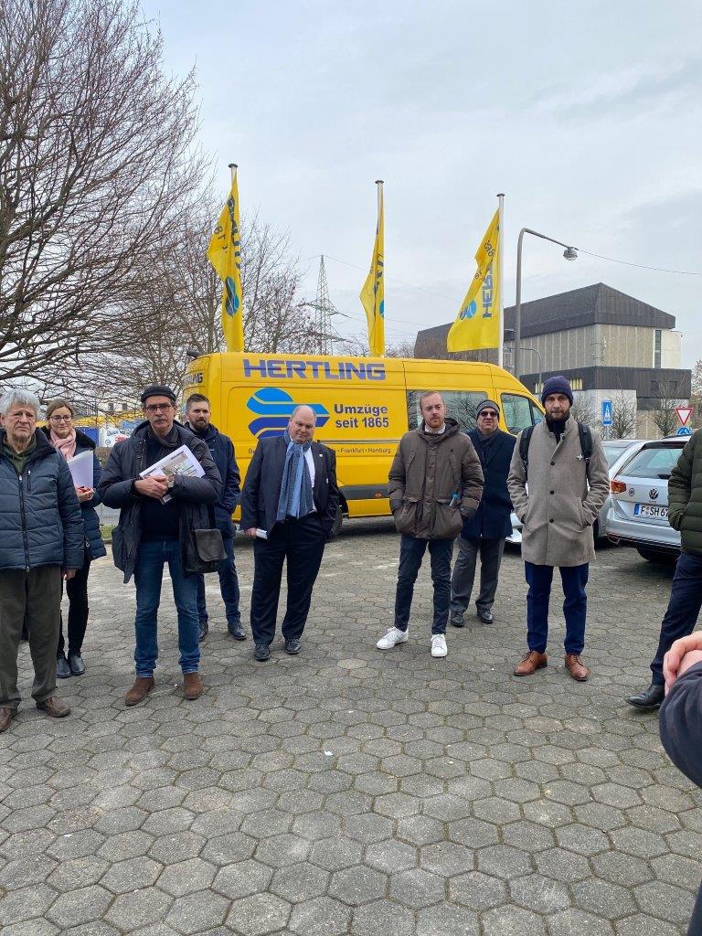 Menschen vor einem Frankfurter Umzugstransporter