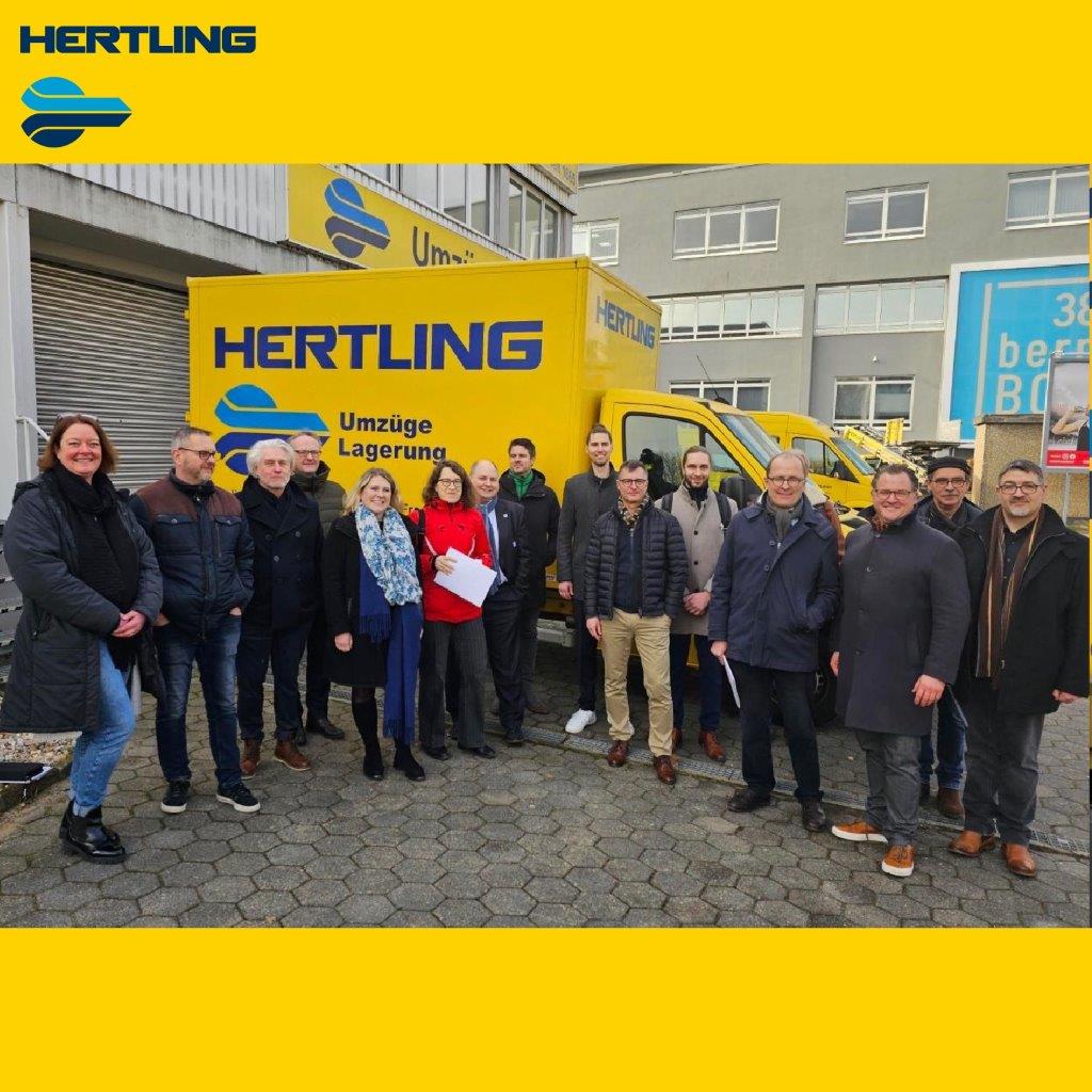 Gruppenfoto vor der Fankfurter Niederlassung