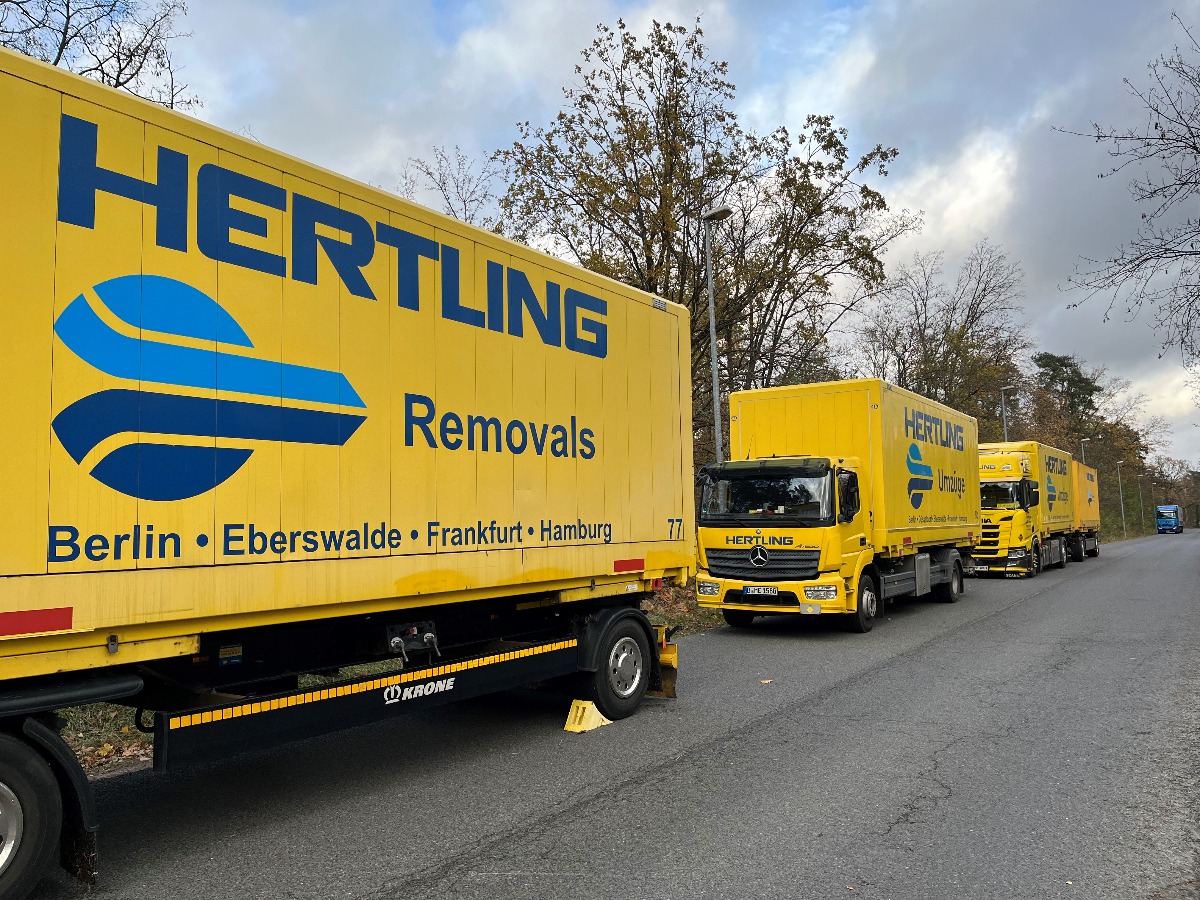 Hintereinander aufgereihte HERTLING LKWs
