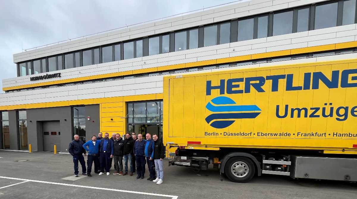HERTLING LKW vor der Horn und Görwitz Zentrale mit Menschen