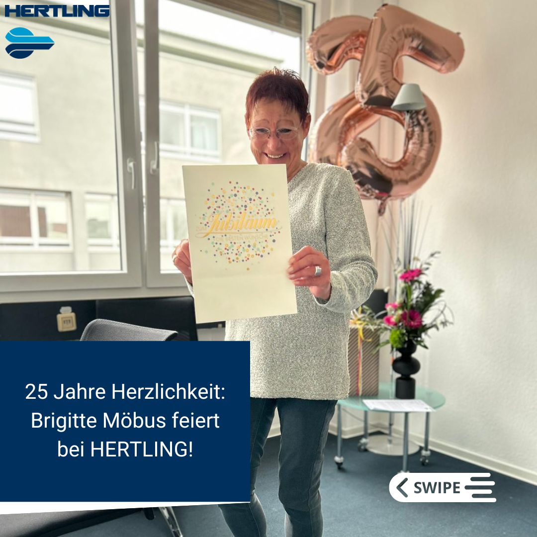 Foto von Brigitte Möbus mit einer Jubiläumskarte