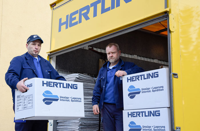 HERTLING Mitarbeiter beladen einen Umzugs-LKW