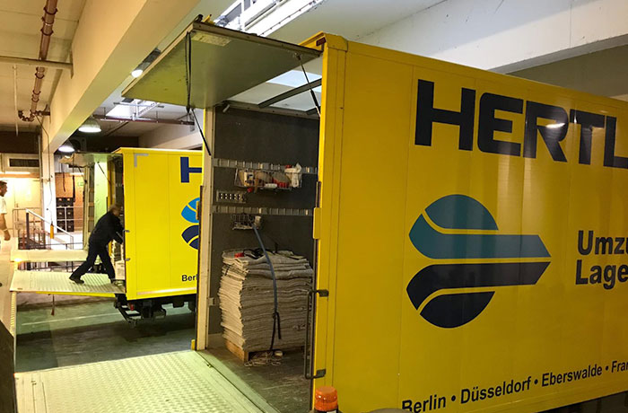 HERTLING Büroumzug - LKW wird in einer Halle beladen