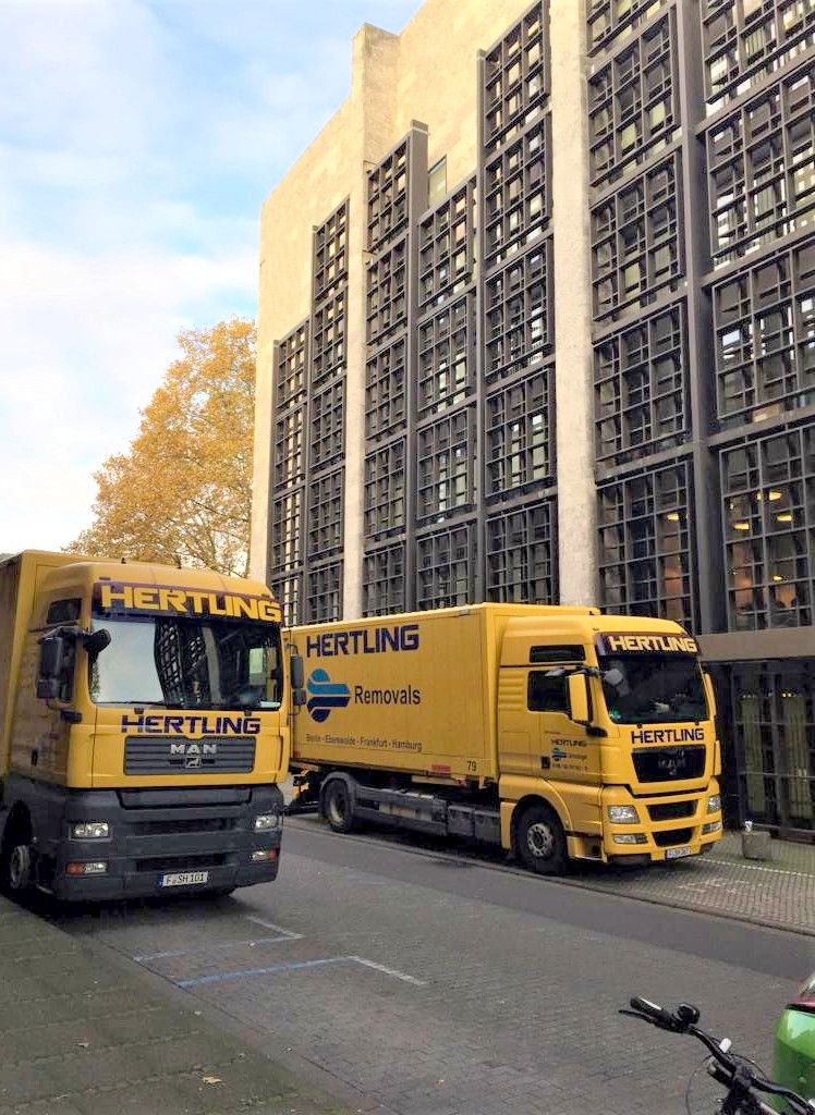 Zwei HERTLING-Umzugs-LKWs beim Umzug des Mainzer Rathauses