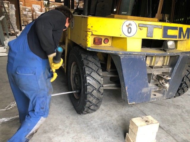 Forklift tire tightening nut