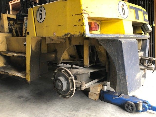 Forklift axles without tires