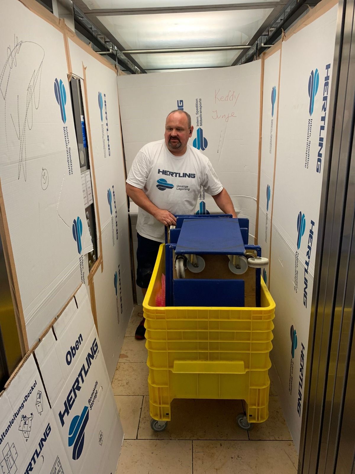Büroumzug Bad Homburg Rollcontainer im Fahrstuhl HERTLING