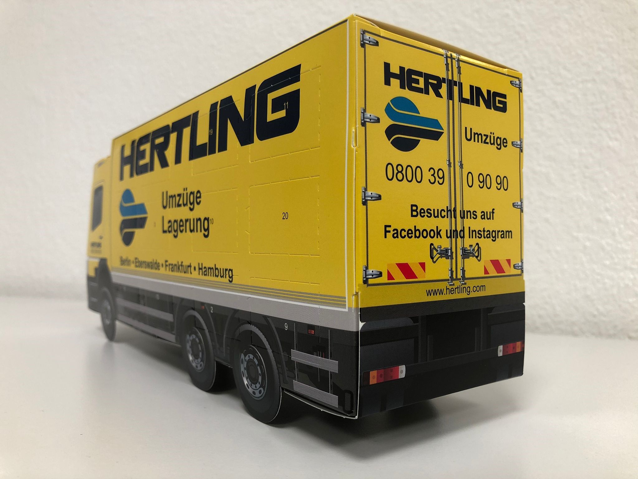 Die HERTLING-Adventskalender-LKW „rollen“ wieder durch das Land! 😊 