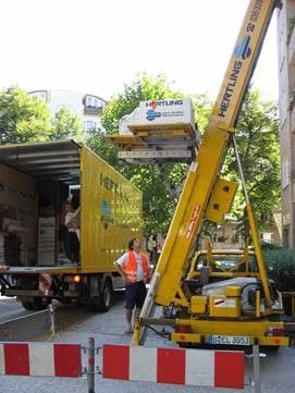 Rent furniture lift with operator in Frankfurt / Main