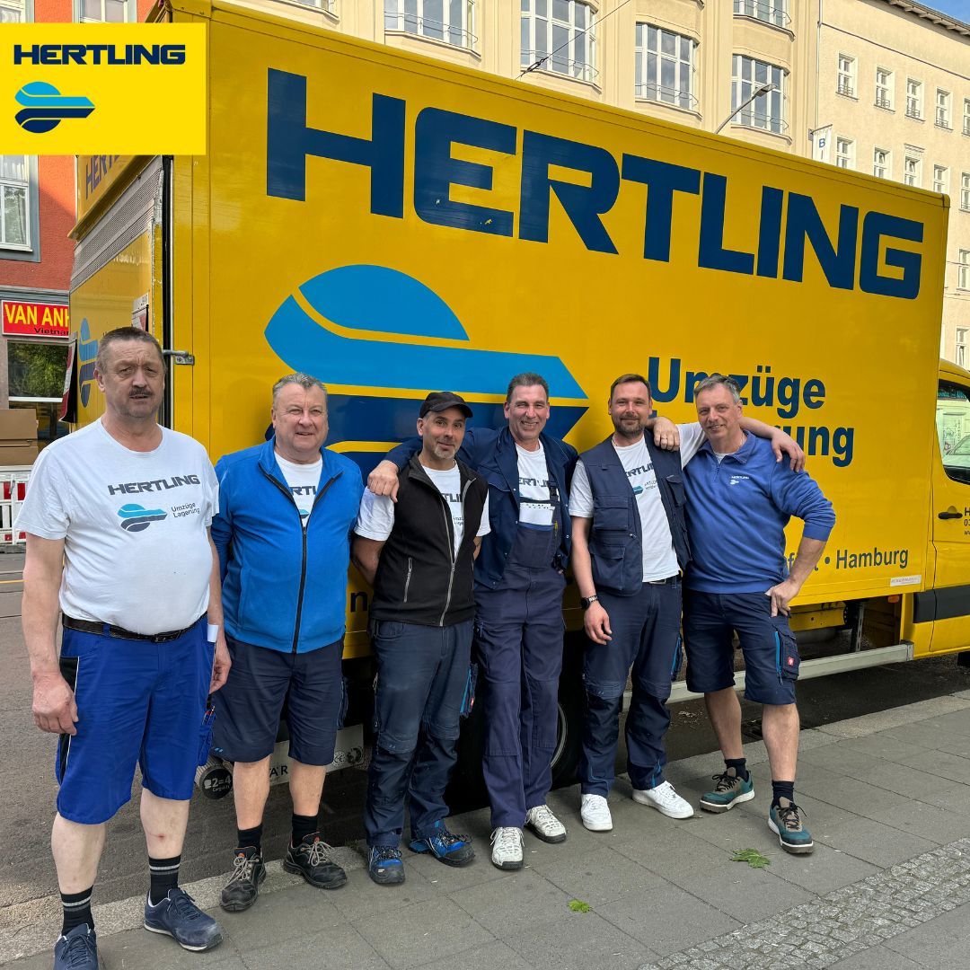 Hertling Mitarbeiter vor einem Hertling LKW