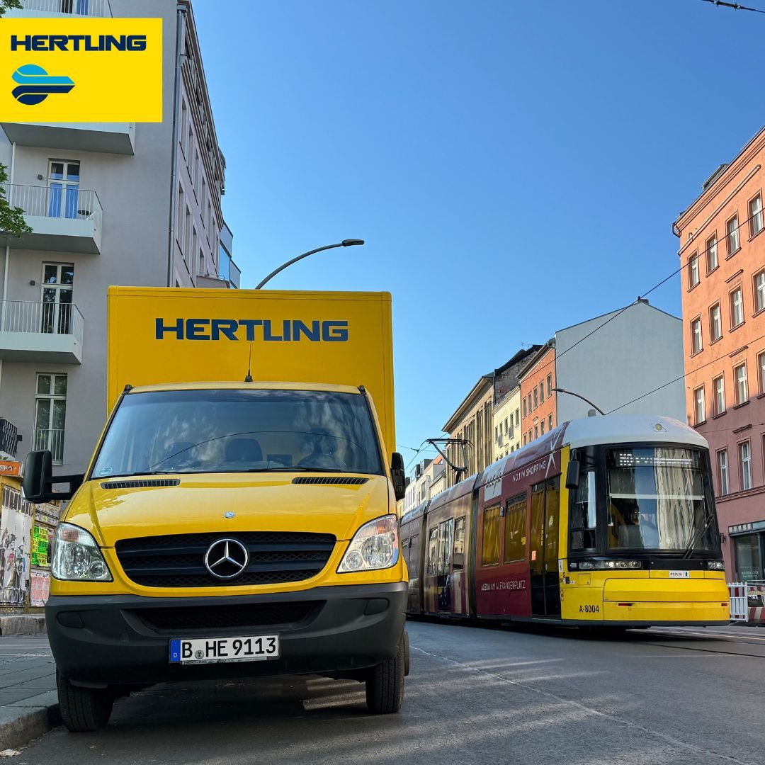 Hertling LKW neben einer Berliner Straßenbahn