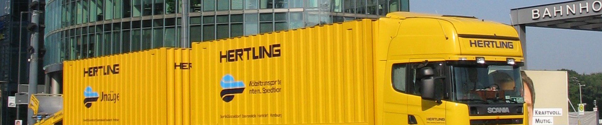 Hertling-Umzugstransporter vor dem Bahnhof Potsdamer Platz in Berlin