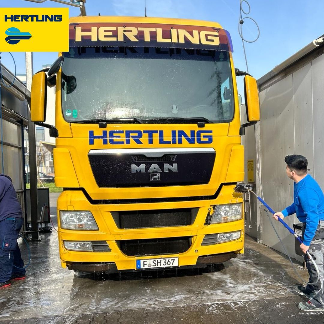 Truck driver that washes his Hertling truck