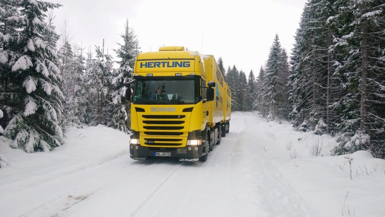 Umzugs-LKW auf einer verschneiten Straße in Schweden