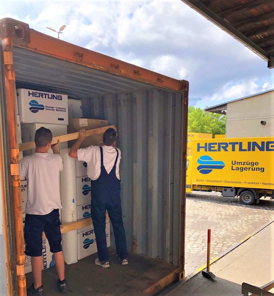 Verladung Container Überseeumzug - HERTLING