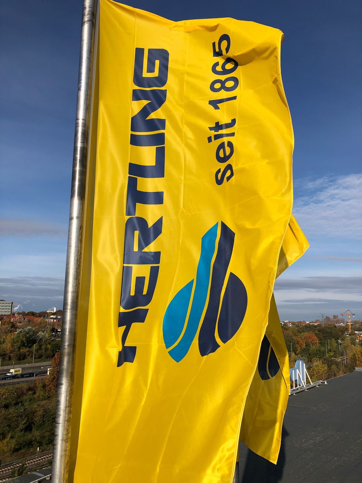 Our new HERTLING flags are fluttering again on our flagpoles on the roof of the HERTLING headquarters!