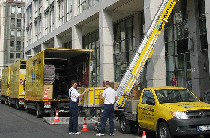 LKW 2 Mann und Außenaufzug