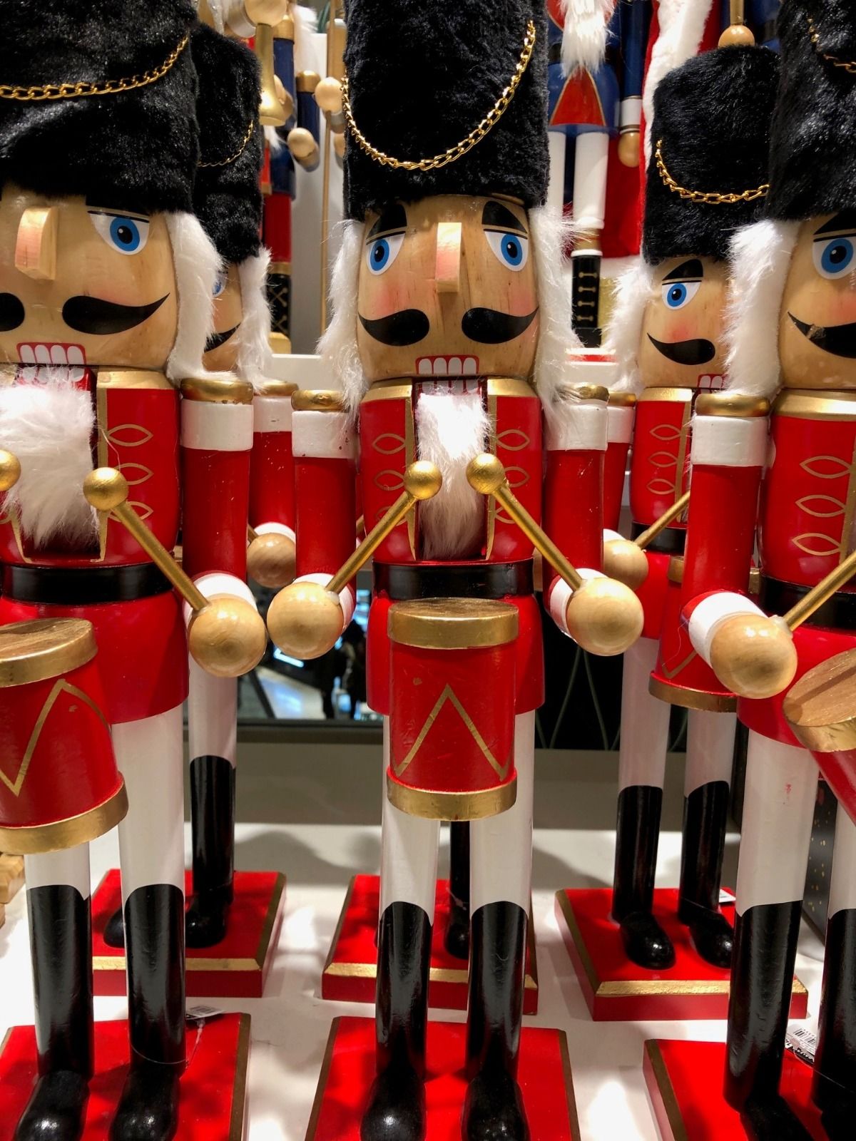 Die HERTLING-Adventskalender-LKW „rollen“ wieder durch das Land! 😊