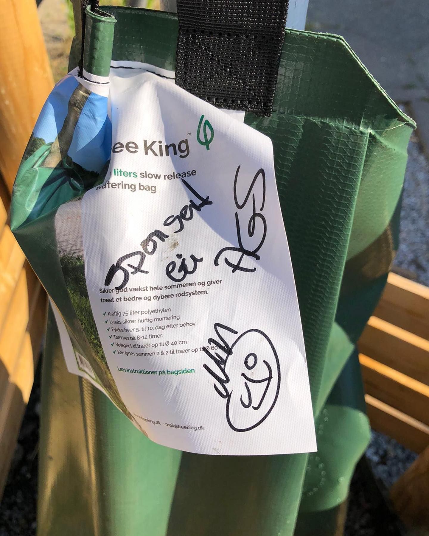 HERTLING Berlin water bag for a tree up close