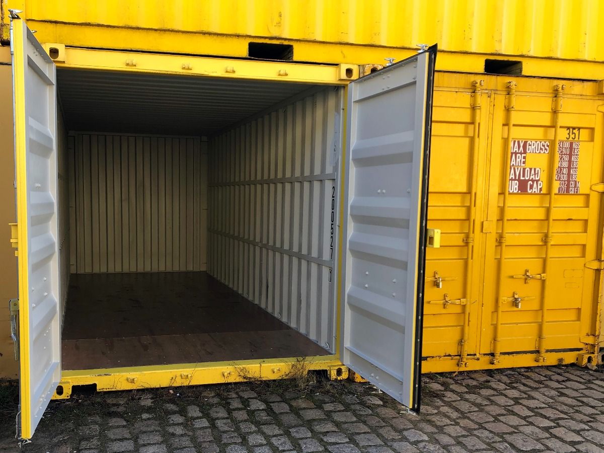 Gelber Lagercontainer mit geöffneten Türen in Berlin Charlottenburg